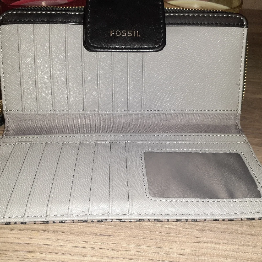 #132 Fossil Wristlet Wallet - Picture 4 of 6